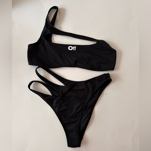 OFF-WHITE Cut Out Bikini Set
Black cut out with OFF stamp in white at front - Picture 3 of 6